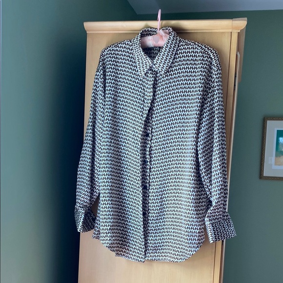 Tops - NWOT brown patterned women’s silky button down size medium
